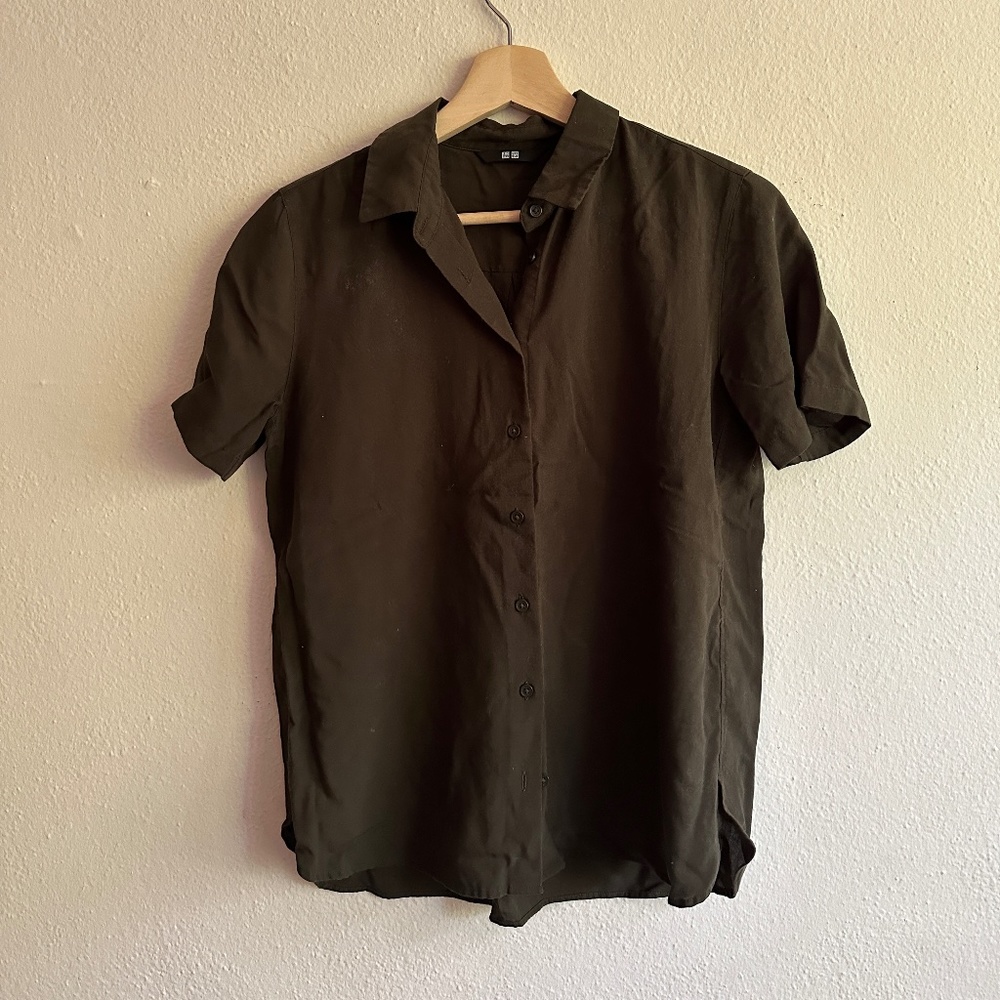 Uniqlo XS Olive Green Button Up Tee